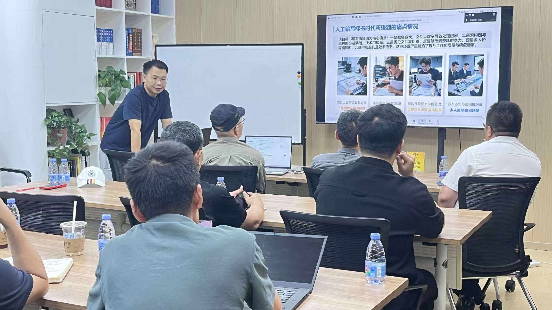 沙龙现场与会嘉宾专注聆听分享